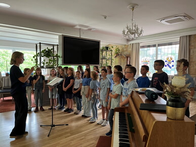 Musik verbindet Generationen &ndash; Schulchor besucht die Tagespflege Schloss Heinsheim