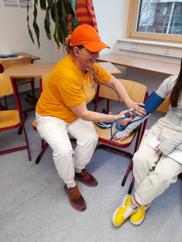 Blutdruckmessen bei einer Schülerin