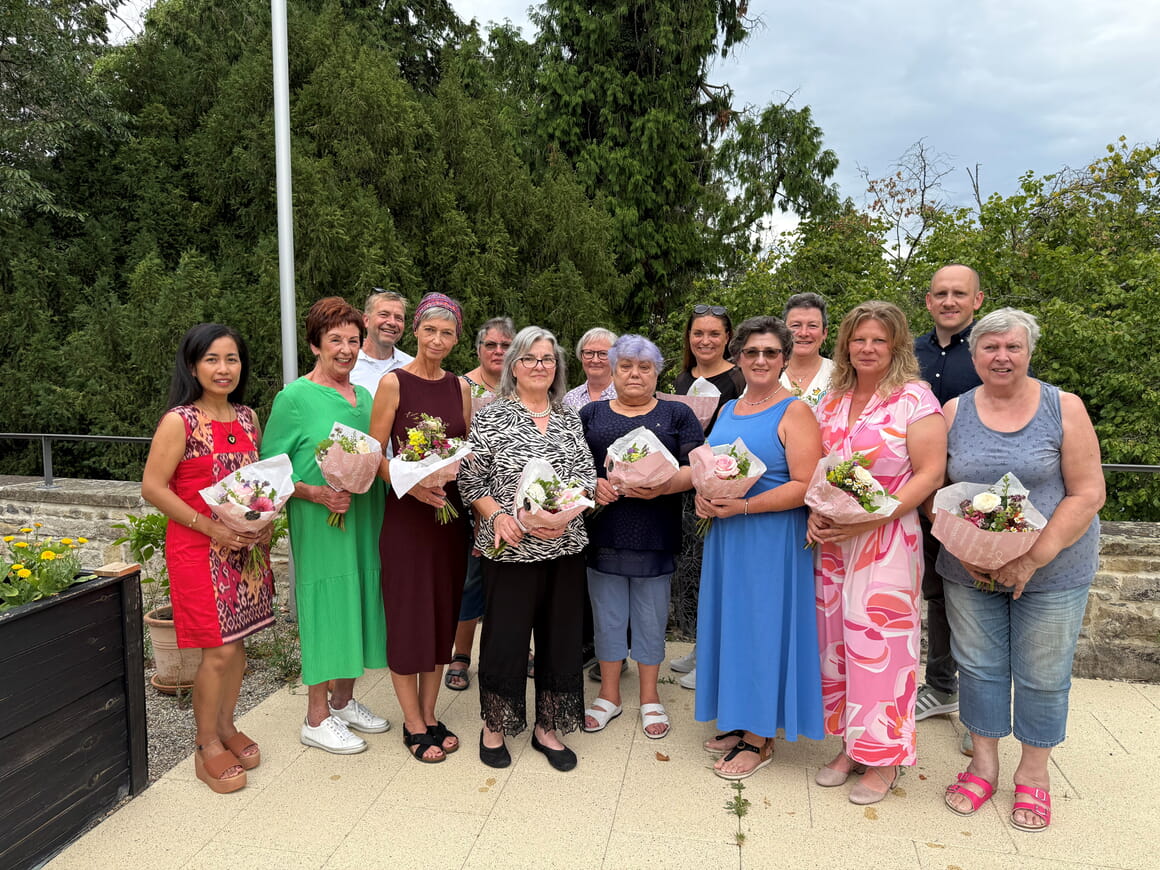 v.l.: Eka Friedrichsdorf, Erika Hofstetter, Diakoniepfarrer Daniel Fritsch, Manuela Wacker, Susanne Riemer, Olga Kaufmann, Eileen Carrick, Nina Hermann, Stefanie Wolf, Nelly Kraus, Monika Ziegler, Stefanie Feierabend, Geschäftsführer Johannes Klopprogge, Sonja Sprenger